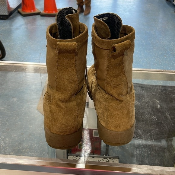 US ARMY COMBAT  Vibram  Lace Up Boots GORE-TEX Men’s Sz 10.5W BROWN/TAN SUEDE - Picture 3 of 16